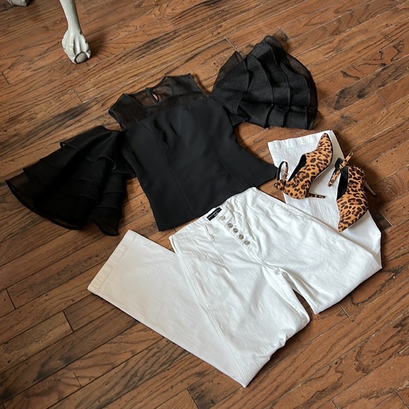 Elegant Black Shoulderless Bra in Blouse - Picture 2 of 6